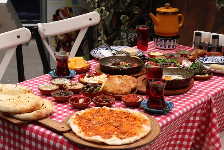 İstanbul'un Kalbinde Tarihi Bir Kahvaltı Deneyimi Sultanahmet Kahvaltısı