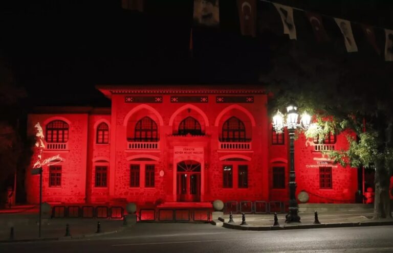 Kızılay Haftası’nda İkonik Yapılar Kırmızı Işığa Büründü