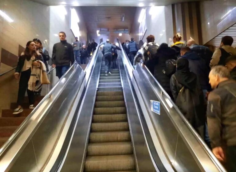 Taksim Metro İstasyonu’nda Su Baskını ve Arızalar Vatandaşları Zorluyor!